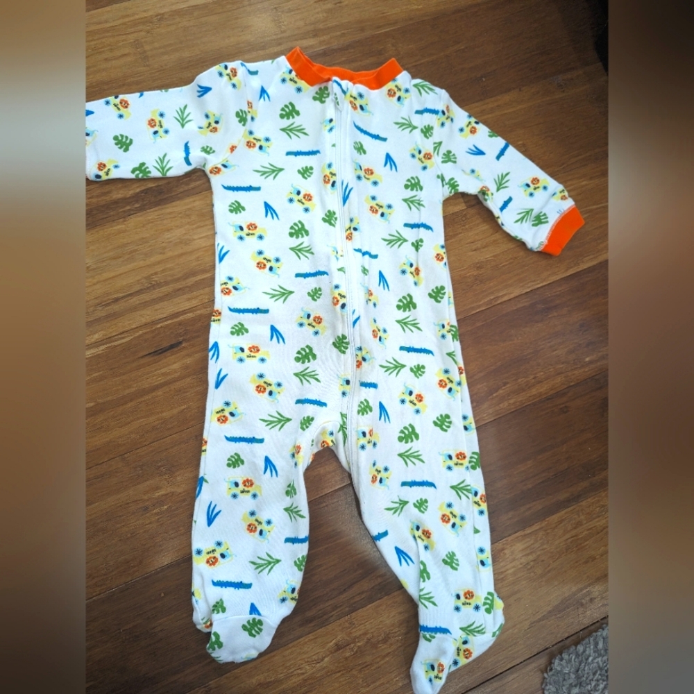 6/$22 🐊Gender-Neutral sleeper. 3 to 6 months. EUC. Safari.